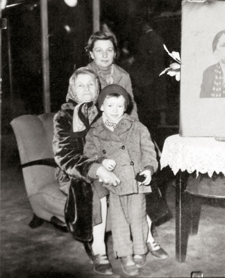Babička Charlotta Eisenbergová, dcera Nina a její syn Miroslav