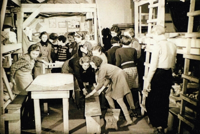 Záběr z filmového dokumentu v době a z místnosti, kdy zde byla malá Dagmar (Terezínské ghetto 1942)