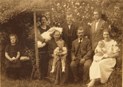 Jaro u maminky na klíně, Třebenice, 1925
