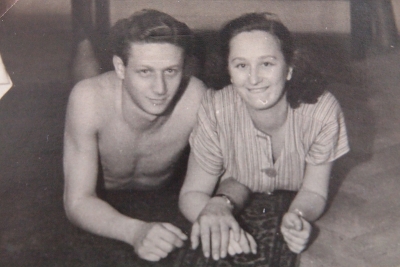 Sourozenci Lustigovi po návratu z koncentračních táborů (1945)