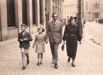 Rodina na procházce na pražských Příkopech