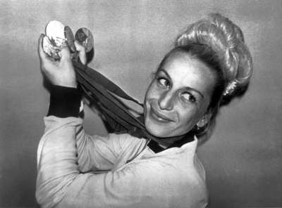 Věra Čáslavská s medailemi z olympiády v Mexiko City 1968