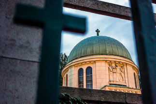 Výlet do mauzolea nebo továrny na hračky