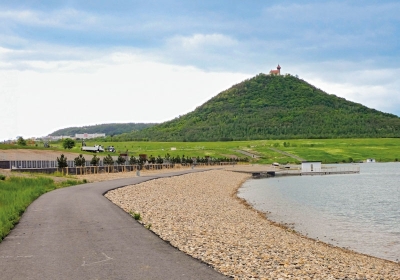 Pláž jezera Most a hrad Hněvín