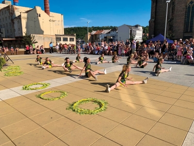 Vystoupení dorostenek před kralupskou radnicí