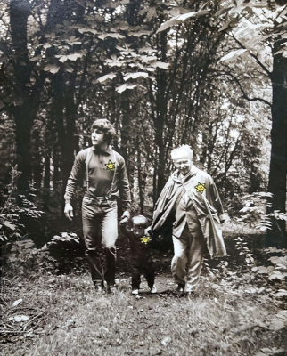 Kája, Patrik a Gustav Saudkovi na Novém židovském hřbitově,
foto Jan Saudek, asi 1972