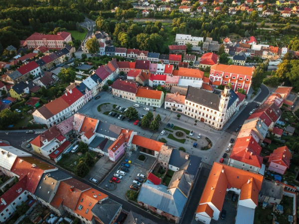 Náměstí s radnicí – sídlo Galerie Kryt