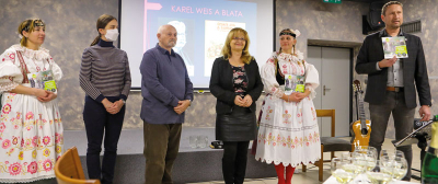 Slavnostní křest, starosta města Vít Rada (vpravo), tvůrci brožury Zuzana Čermáková, František J. Stropek, Lenka Horejsková 
a pracovnice infocentra v blatských krojích