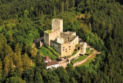 Mohutná zřícenina hradu Landštejn z druhé poloviny 12. století