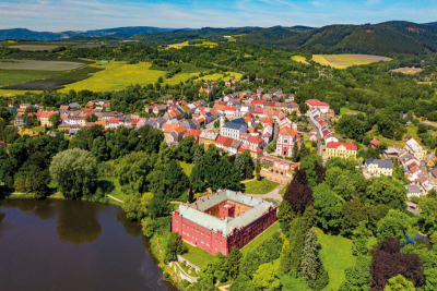 Historická část města – zámek s parkem a řekou Ohří