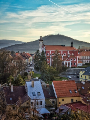 Kostel Nejsvětější Trojice, radniční věž a zřícenina hradu Šumburk