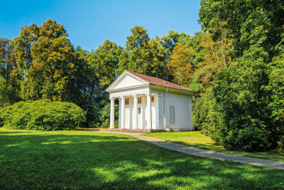 Novogotický templ v krajinářském parku zámku Krásný Dvůr