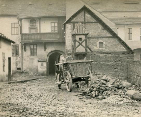 Radniční dvůr s povozem