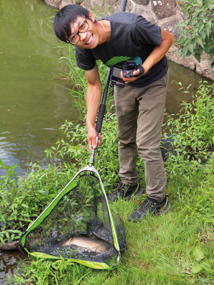 Rybář, co v Nežárce rybaří