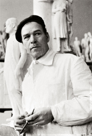Rudolf Březa, v pozadí model pomníku B. Smetany