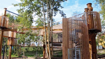 Lanové bludiště v parku Historie