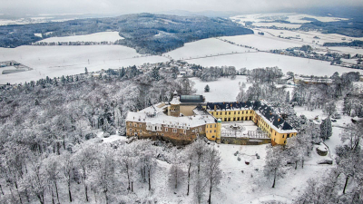 Zbirožský zámek v zimním hávu