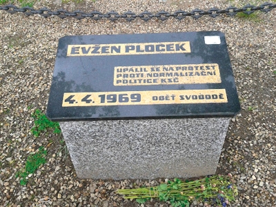 Pamětní deska Evženu Plockovi na Masarykově náměstí v Jihlavě