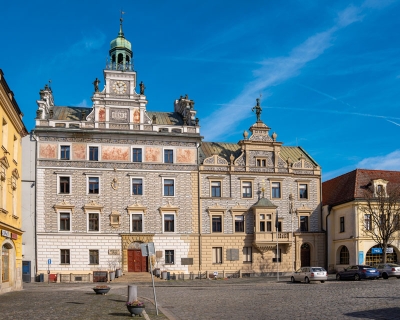 Kolínská radnice – pravá část 
po opravě fasády, levá vyšší část 
budovy právě opravou prochází