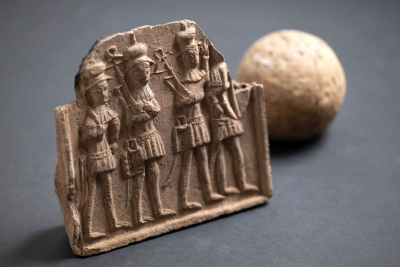 Kachel s husitskými bojovníky a dělová koule