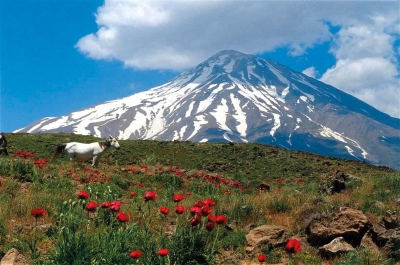 Nejvyšší hora Íránu Damávand (5 670 m n. m.)
