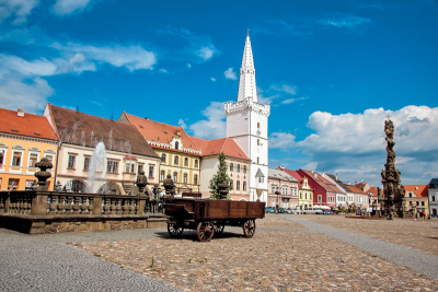 Mírové náměstí s radnicí