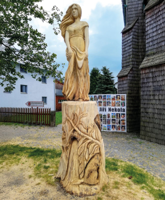 Socha „Šumava“ z kmene zdejšího smrku