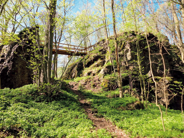 Kornatický potok, zřícenina hradu Lopata