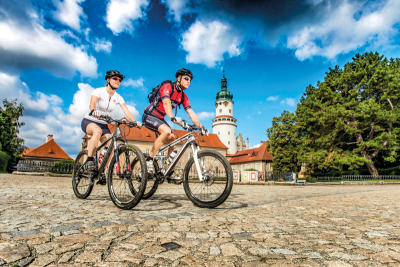 Cyklisté u zámku