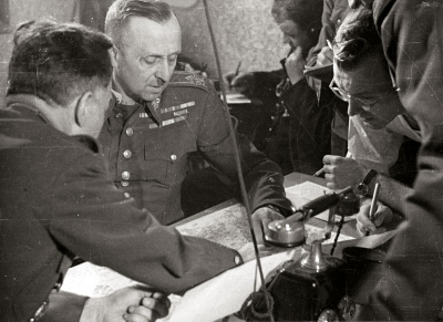 Vojenské velitelství Velké Prahy Bartoš: zleva pplk. František Bürger, gen. Karel Kutlvašr, npor. Nechanský Lázních