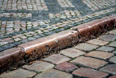 Křemencem dlážděný chodník a ulice s mramorovými obrubníky, Anenská ulice