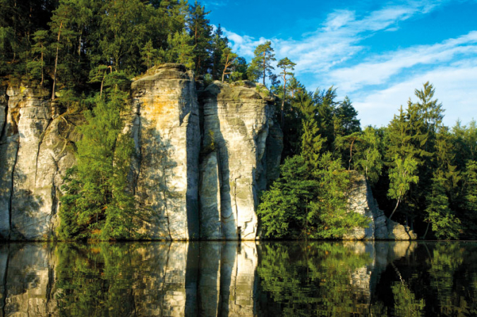 Skalní věže nad rybníkem Věžákem