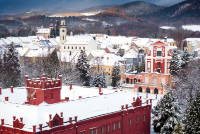 Historické centrum s radnicí, kostely a zámkem