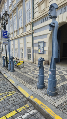 „Zvací plastiky“ před Divadlem Inspirace