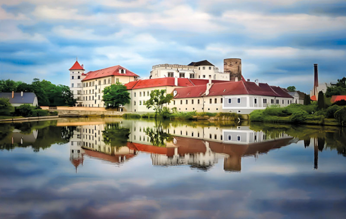Státní hrad a zámek nad rybníkem Vajgar