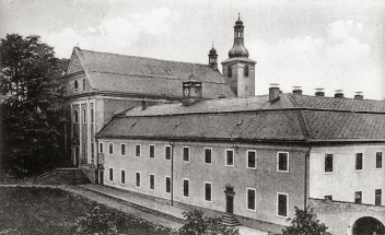 Klášter v Ostrově