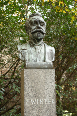 Pomník Zikmunda Wintra na nádvoří rakovnického muzea