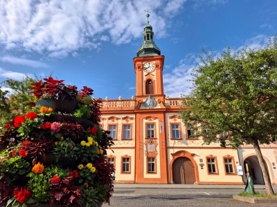 Rakovnická radnice, kde byl v době Wintrova pobytu v Rakovníku uložen městský archiv, z něhož čerpal náměty ke svým povídkám
