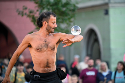 Komedianti v ulicích