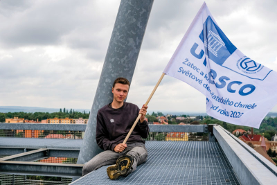 Vlajka s výhledem z Chmelového majáku