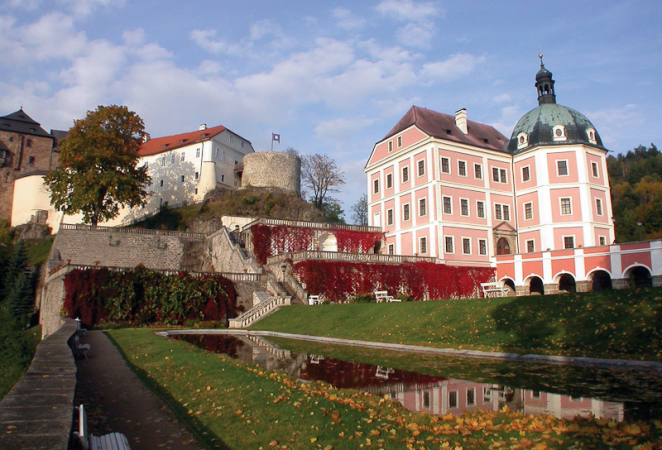 Hrad a zámek jména téhož