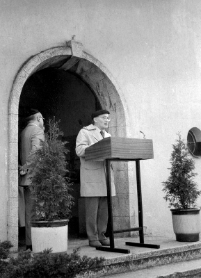 The Jewish cemetery in Terezín – reading names of Holocaust victims – remembrance day Jom ha´šoa – April 1991