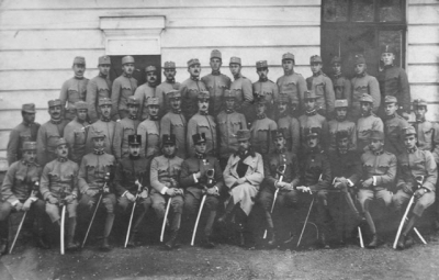 Felixův otec ještě jako rakousko-uherský voják (první řada, čtvrtý zprava)