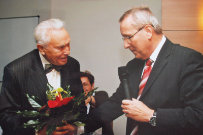 Felix přebírá jednu z mnoha cen 