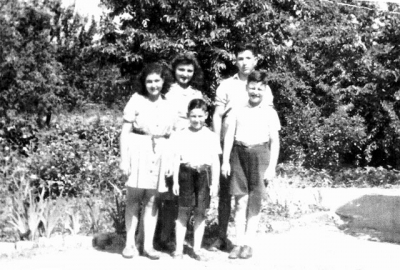 Judith se sestrou Ester a bratrem Gideonem, vpředu Otto a Petr, dva bratranci, kteří nezůstali naživu