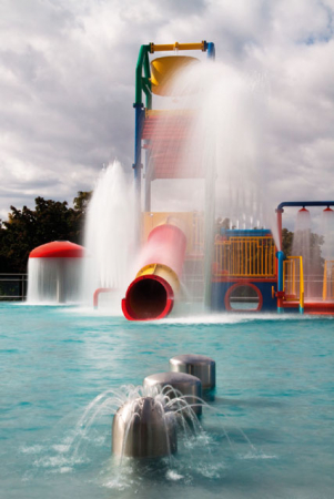 Zu den Wasserspielen im Aquadrom der Stadt Most