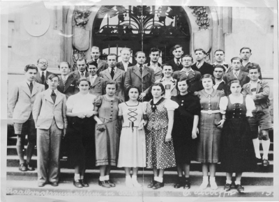 VI. ročník gymnázia v Žatci – Eva dole druhá zleva