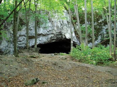 Portál jeskyně Pekárna, ve které se usídlili lovci mamutů