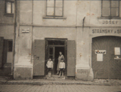 S bratrem a minkou před obchodem tatínka