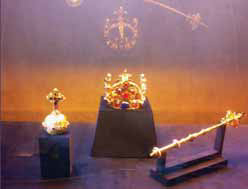 Koruna, žezlo a jablko…